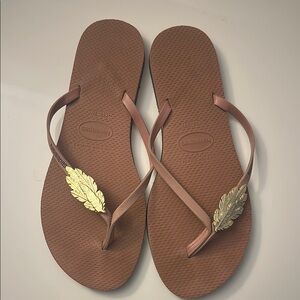 Havaianas pink (rose gold) and Gold Sandals with Metallic Leaf Accents